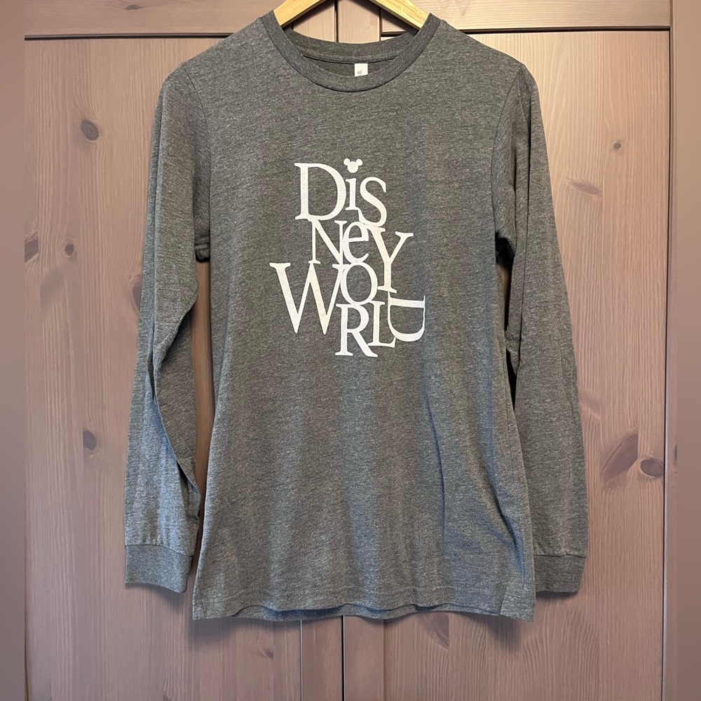 DISNEY | Gray Long Sleeve Shirt w Disney Logo